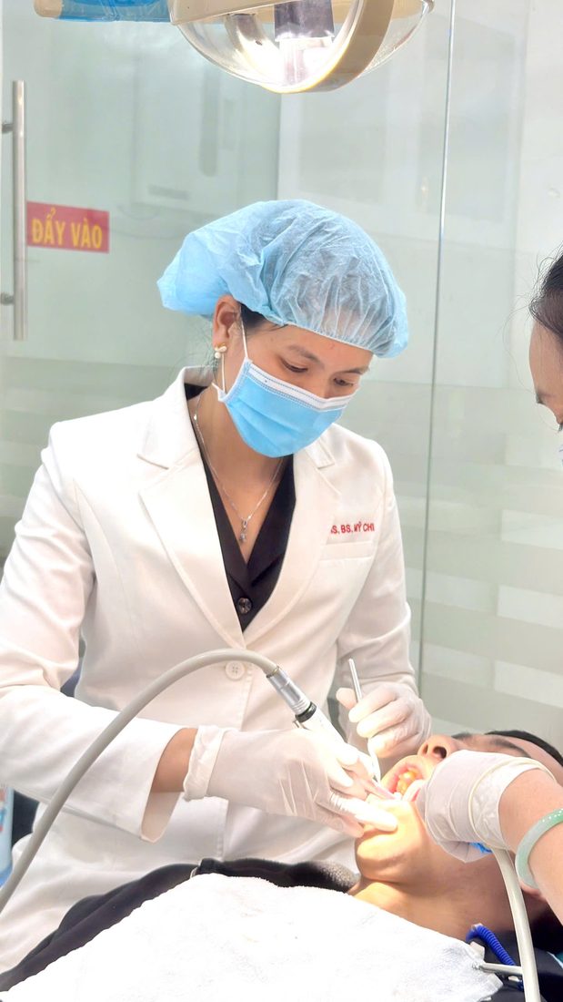 Bác sĩ Mỹ Chi điều trị cho khách hàng