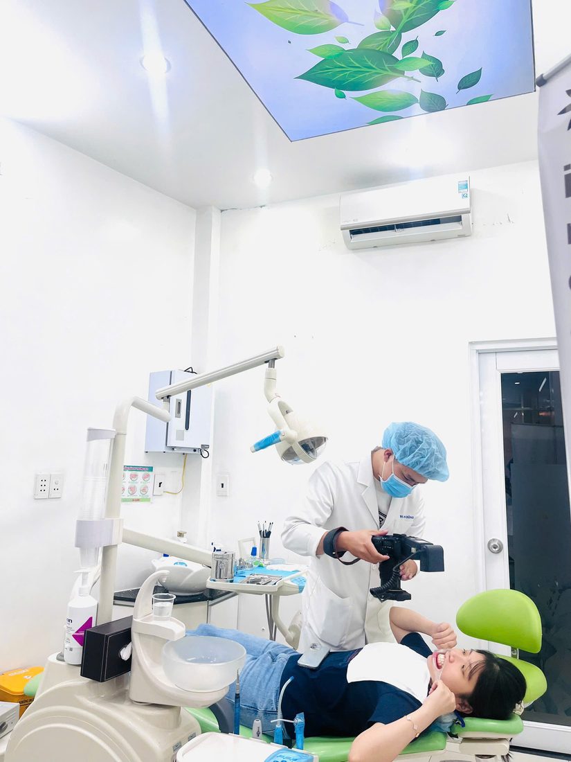Bác sĩ điều trị cho khách hàng nhỏ tuổi