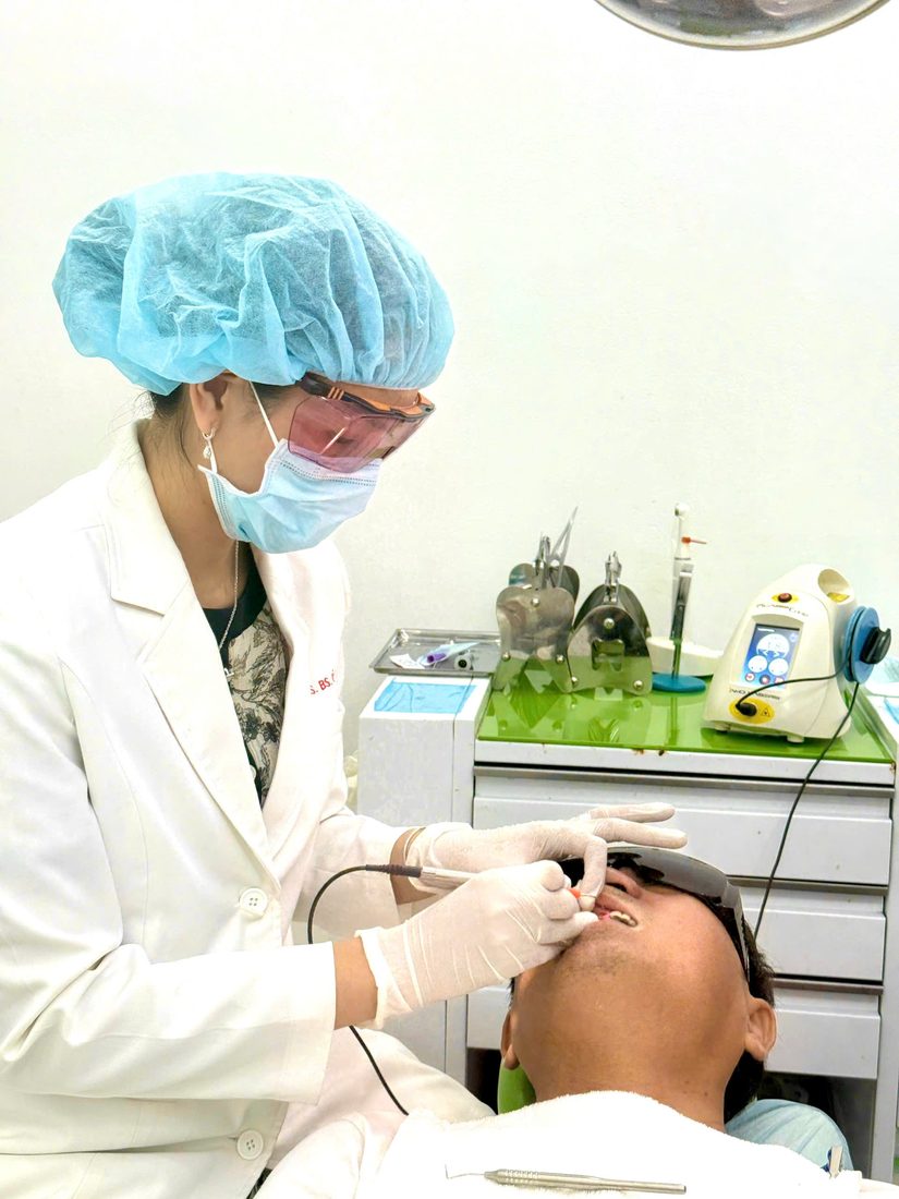Bác sĩ Mỹ Chi điều trị bằng laser